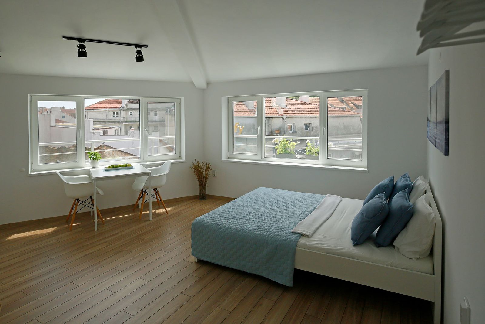 Bright studio with dining table, two chairs and double bed