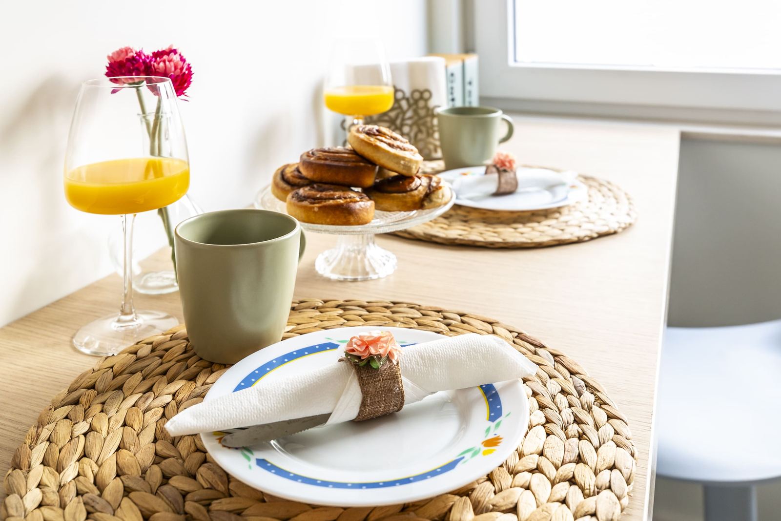 Breakfast place setting with cinnamon rolls